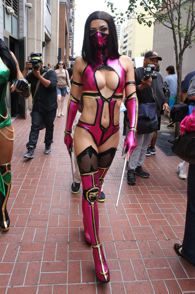 Adrianne-Curry-Mortal-Combat-Costume-3