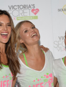 Alessandra-Ambrosio-and-Doutzen-Kroes-at-3rd-Annual-Supermodel-Cycle-in-NY-7