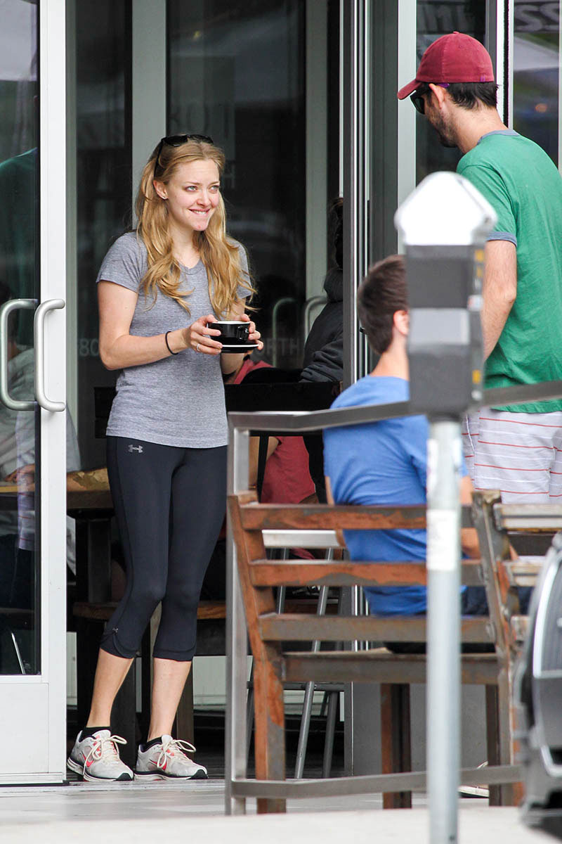 Amanda-Seyfried-Booty-in-Tights-4