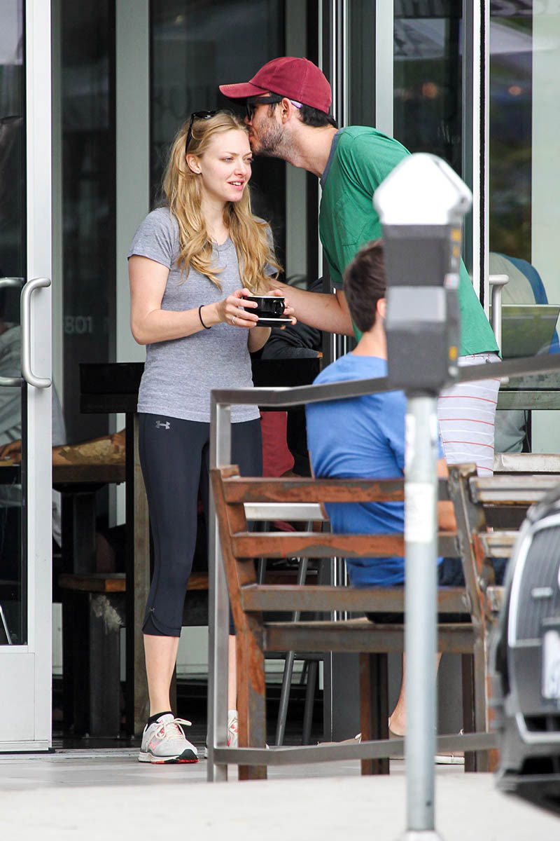 Amanda-Seyfried-Booty-in-Tights-6