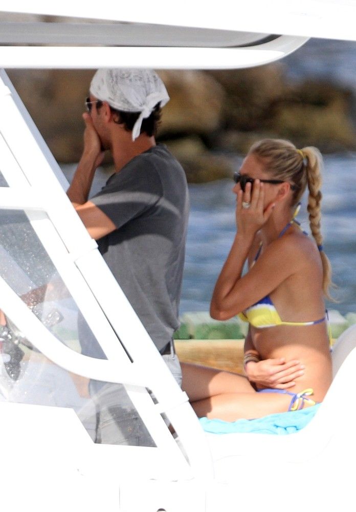 Anna-Kournikova-in-Bikini-2