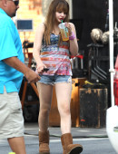 Chloe Moretz Keeps Cool On Set
