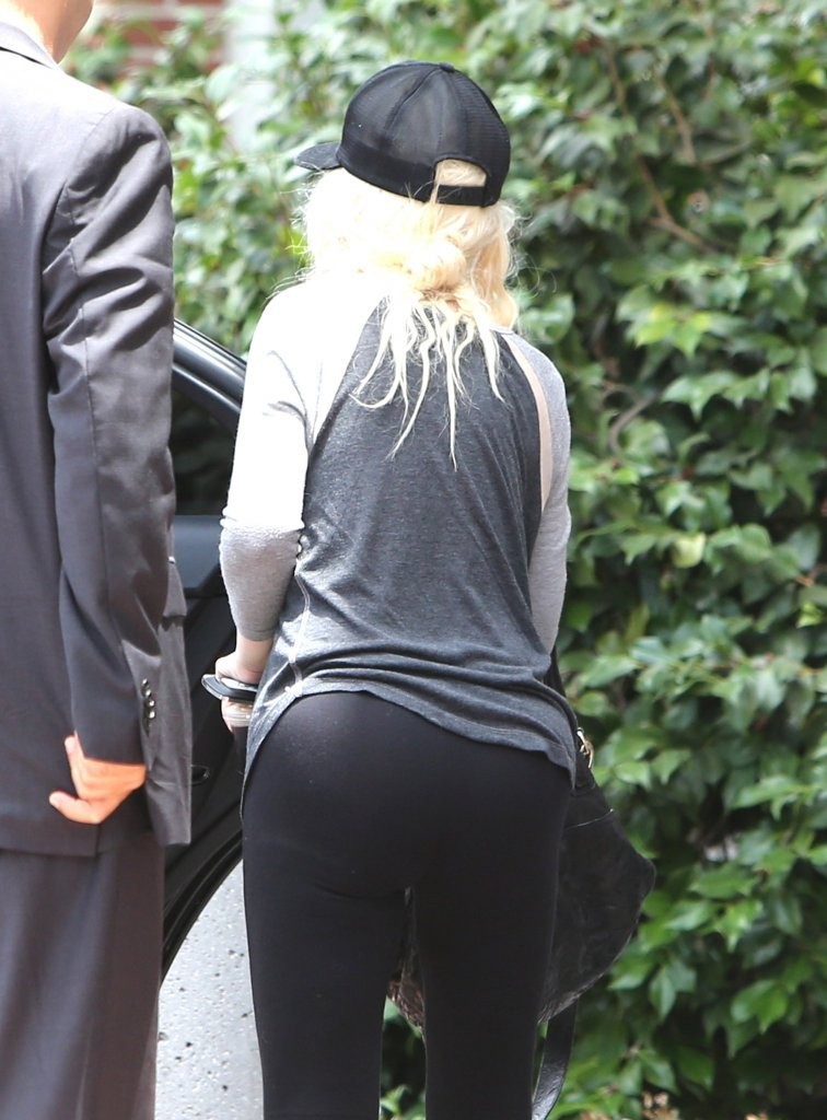 Christina-Aguilera-Booty-in-Tights-1