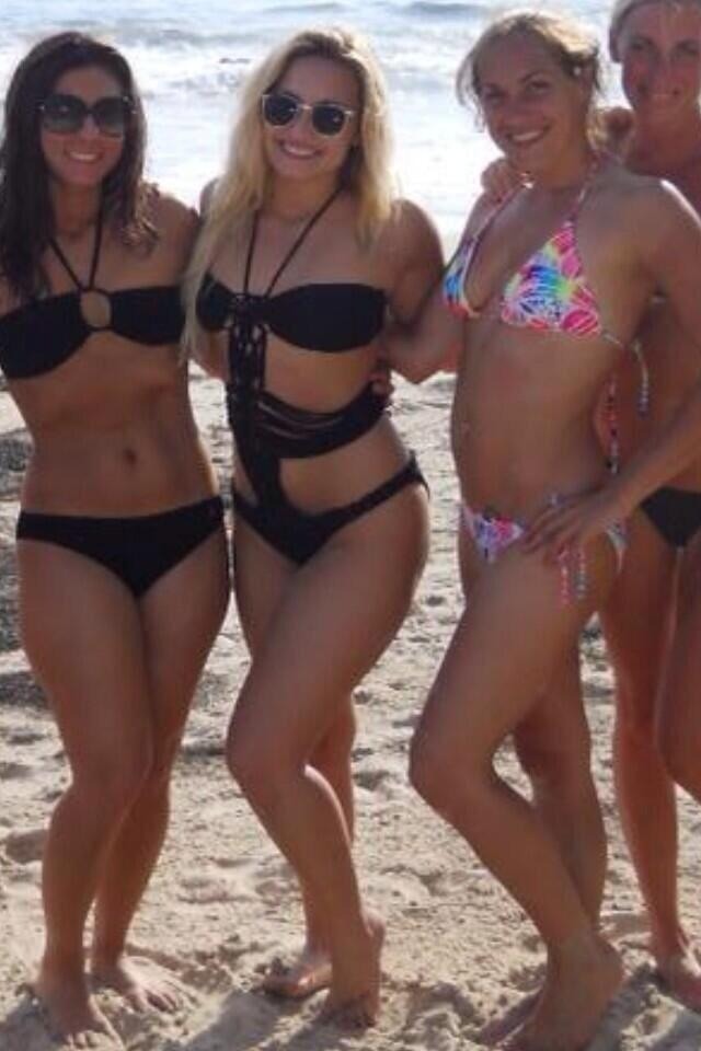 Demi-Lovato-in-Bikini-1