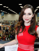 Emilia-Clarke-Arriving-Comic-Con-10