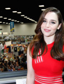Emilia-Clarke-Arriving-Comic-Con-7