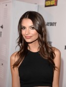 Emily-Ratajkowski-at-2013-Comic-Con-3
