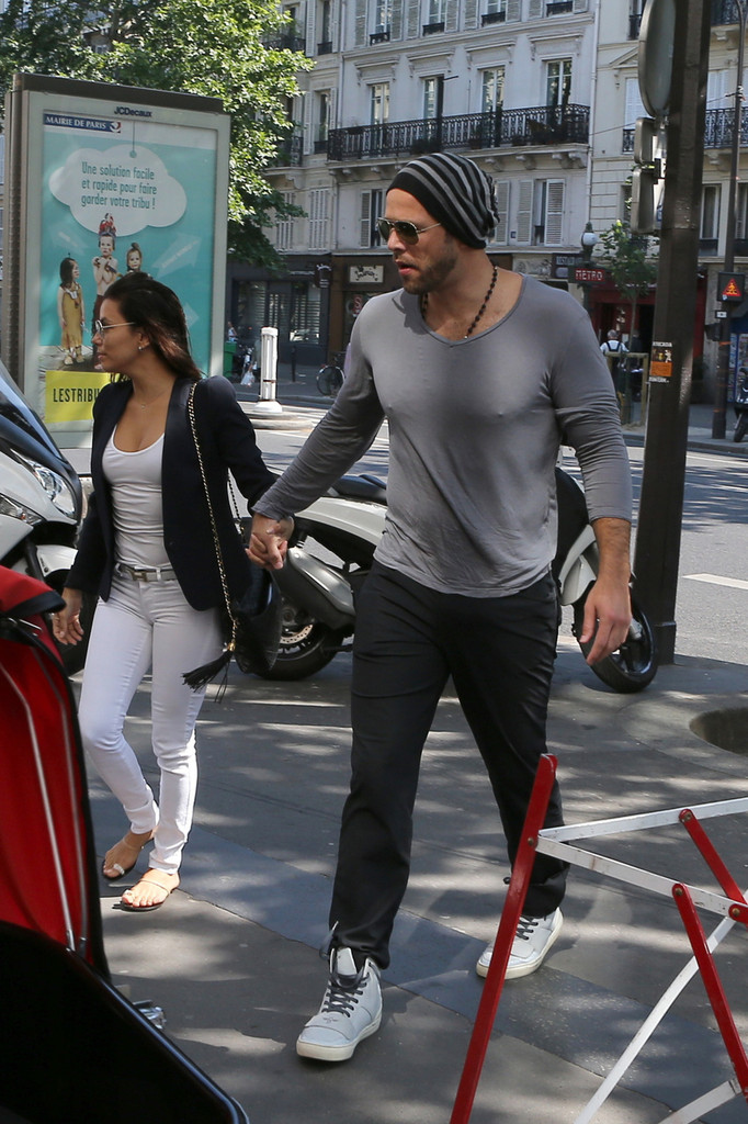 Eva-Longoria-Out-and-About-in-Paris-7