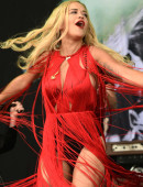 Iggy-Azalea-and-Rita-Ora-Performs-at-Glastonbury-8