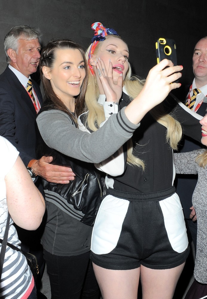 Iggy-Azalea-at-BBC-Radio-Studios-2