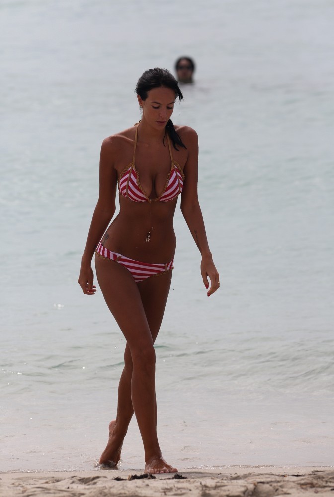 Jade-Foret-in-Bikini-4