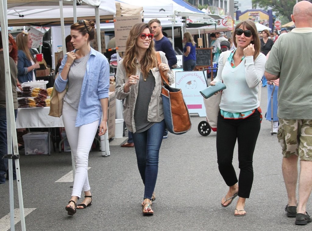 Jessica-Biel-Booty-in-Jeans-10