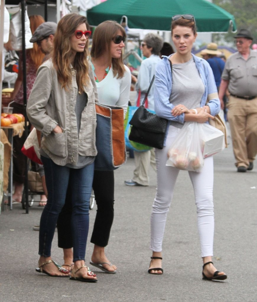 Jessica-Biel-Booty-in-Jeans-11