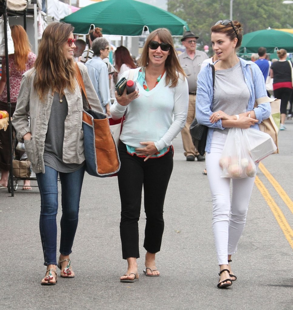 Jessica-Biel-Booty-in-Jeans-12