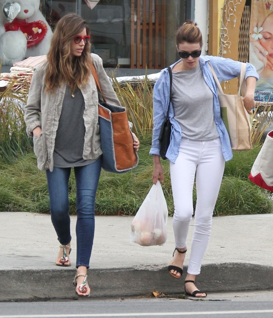 Jessica-Biel-Booty-in-Jeans-13