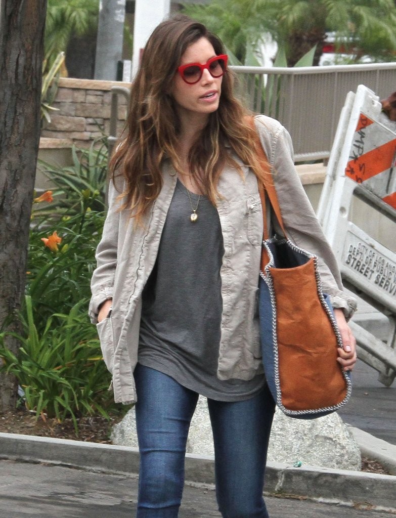 Jessica-Biel-Booty-in-Jeans-14