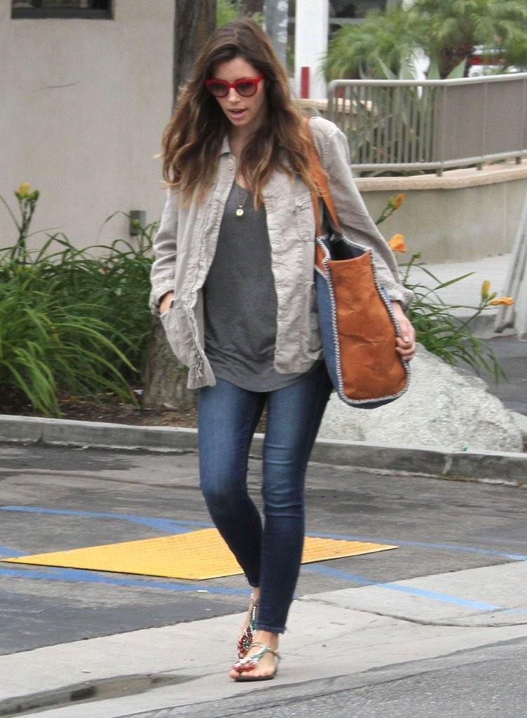 Jessica-Biel-Booty-in-Jeans-15