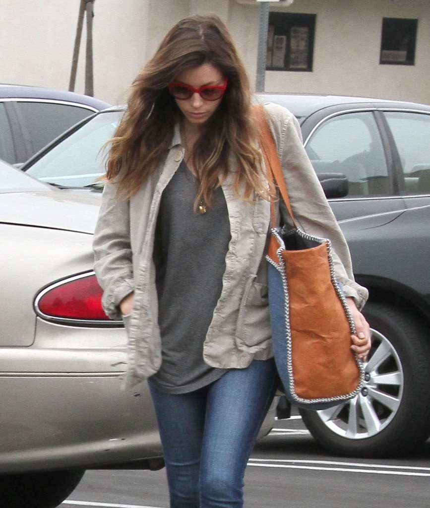 Jessica-Biel-Booty-in-Jeans-16