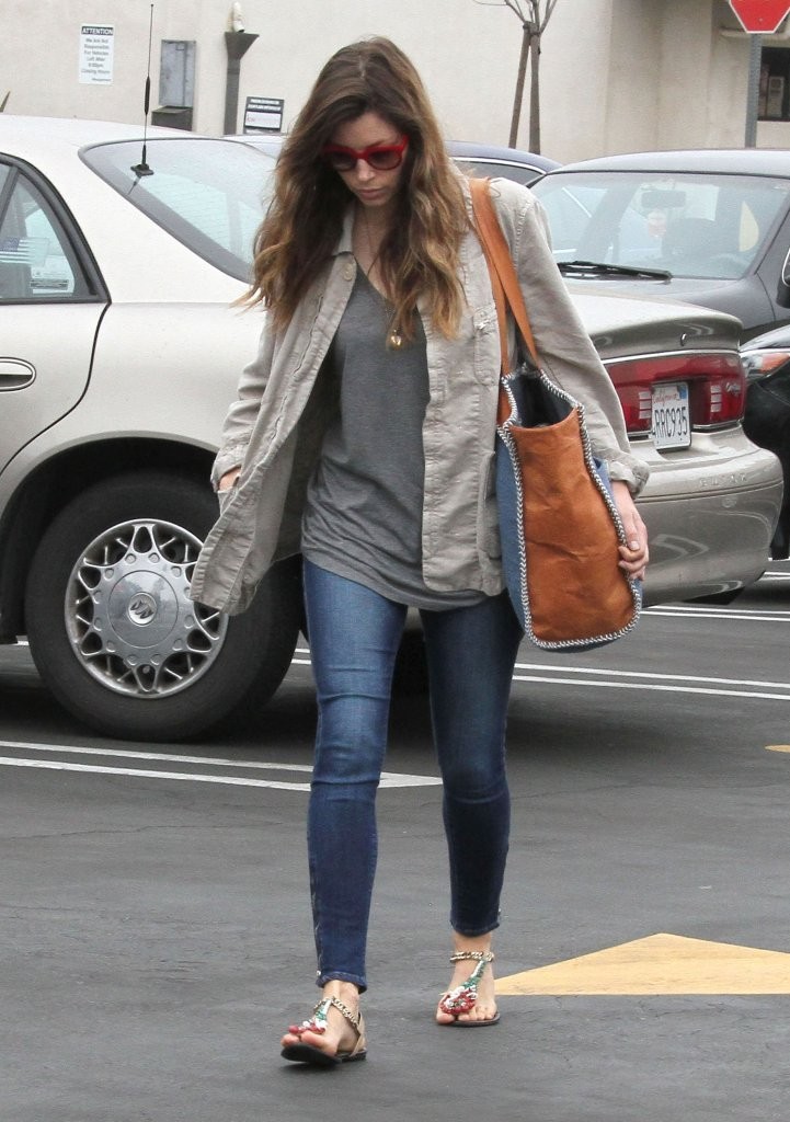Jessica-Biel-Booty-in-Jeans-17