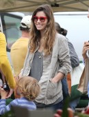 Jessica-Biel-Booty-in-Jeans-2