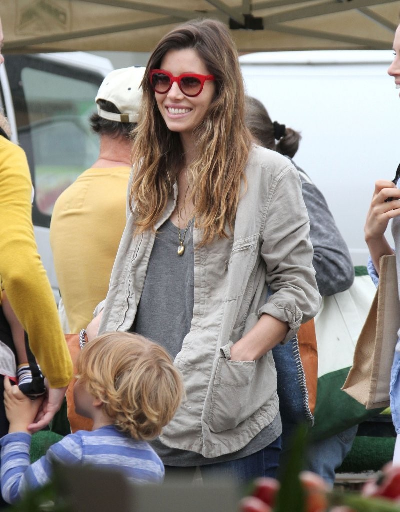 Jessica-Biel-Booty-in-Jeans-2