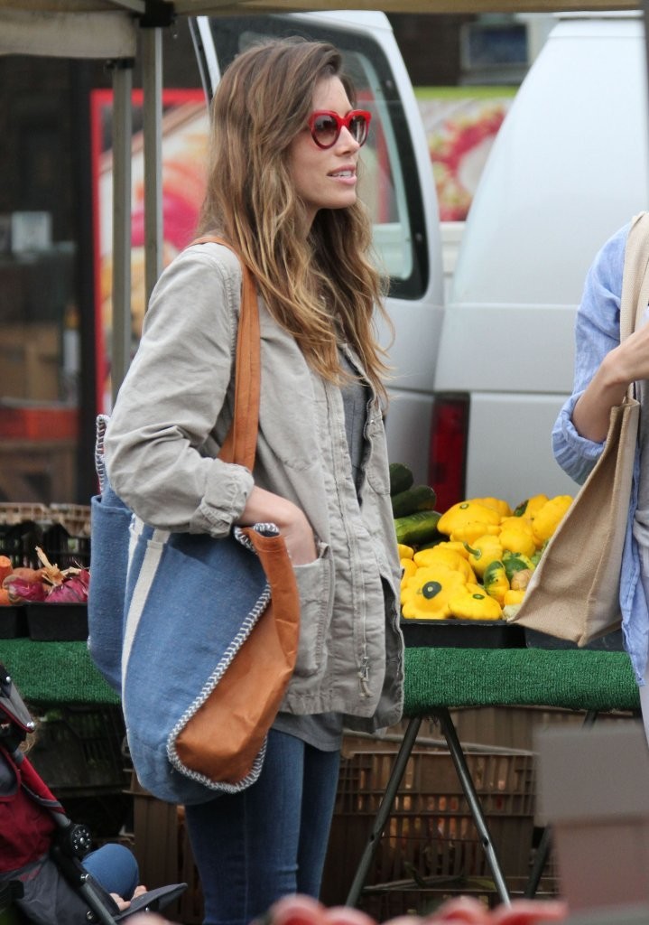 Jessica-Biel-Booty-in-Jeans-4
