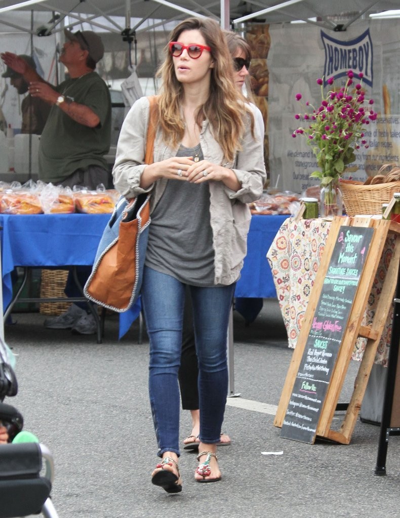 Jessica-Biel-Booty-in-Jeans-6