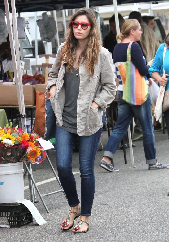 Jessica-Biel-Booty-in-Jeans-8