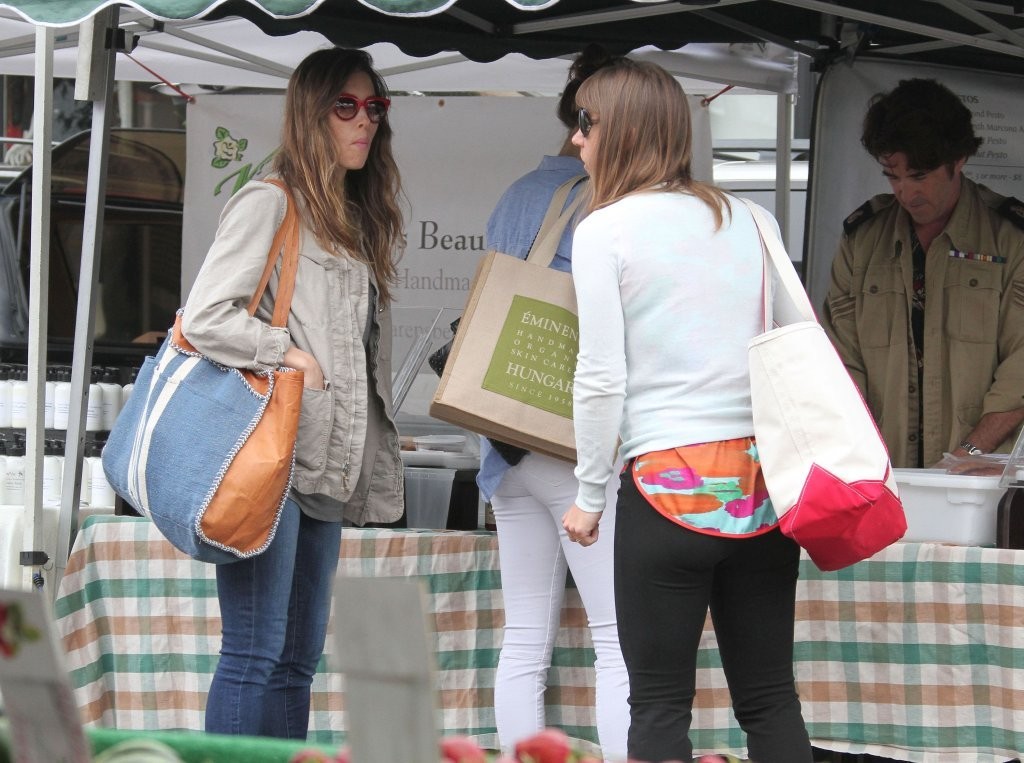 Jessica-Biel-Booty-in-Jeans-9