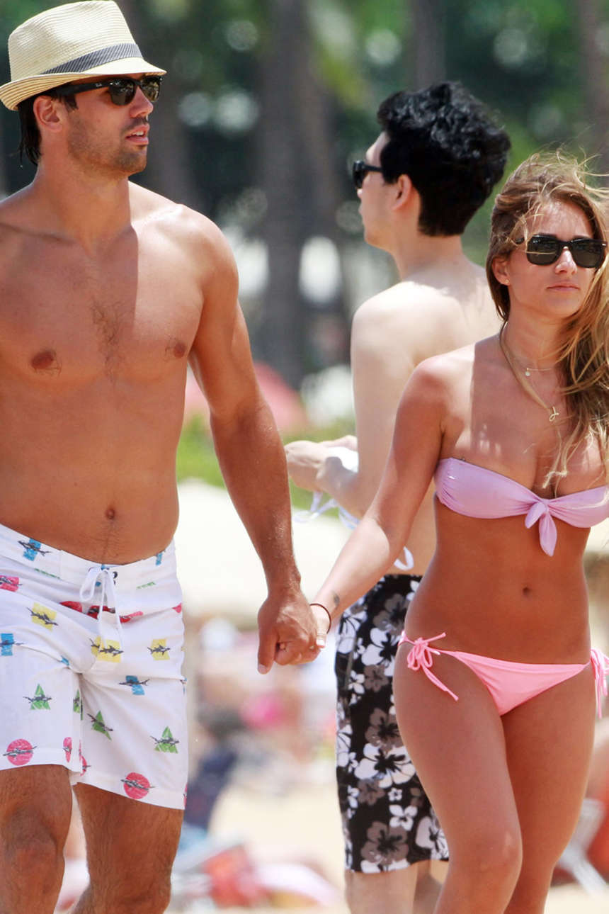 Jessie-James-Bikini-Candids-in-Hawaii-1