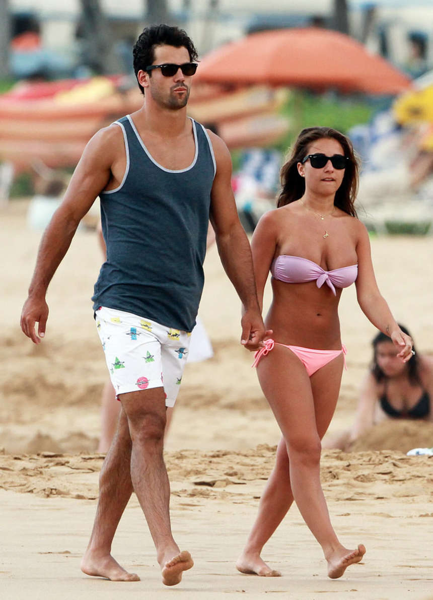 Jessie-James-Bikini-Candids-in-Hawaii-11