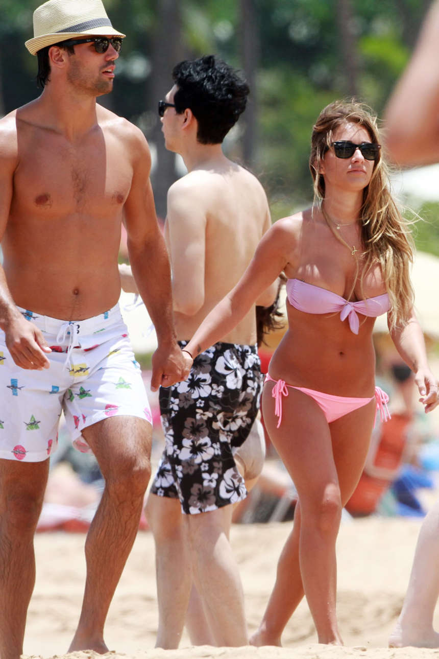 Jessie-James-Bikini-Candids-in-Hawaii-16