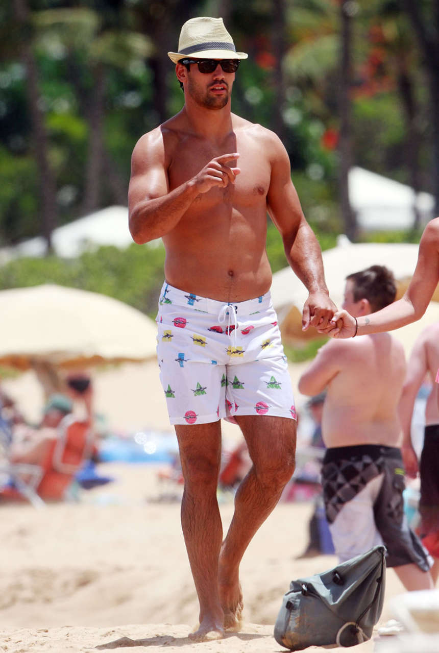 Jessie-James-Bikini-Candids-in-Hawaii-20