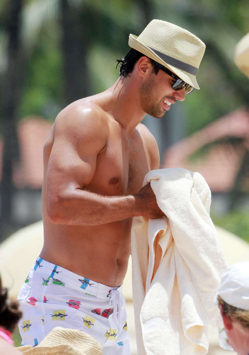 Jessie-James-Bikini-Candids-in-Hawaii-22