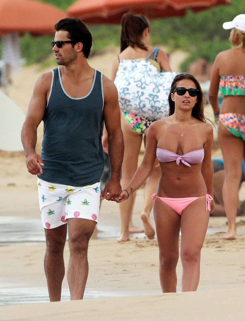 Jessie-James-Bikini-Candids-in-Hawaii-25