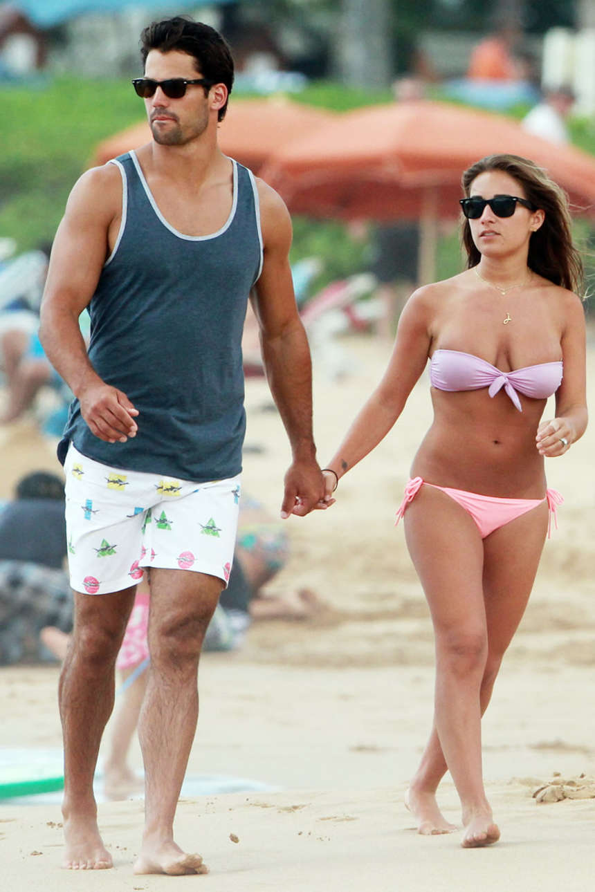 Jessie-James-Bikini-Candids-in-Hawaii-27