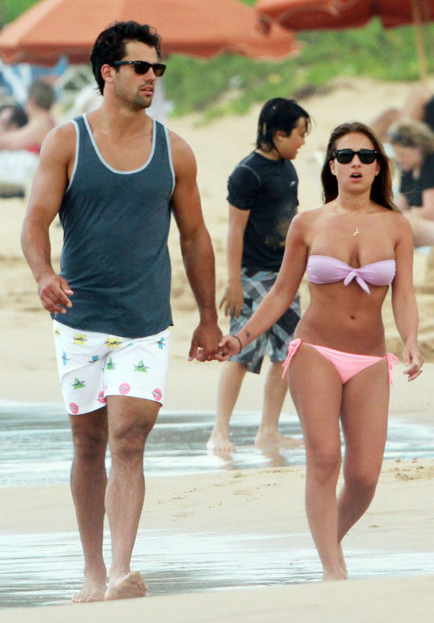 Jessie-James-Bikini-Candids-in-Hawaii-30
