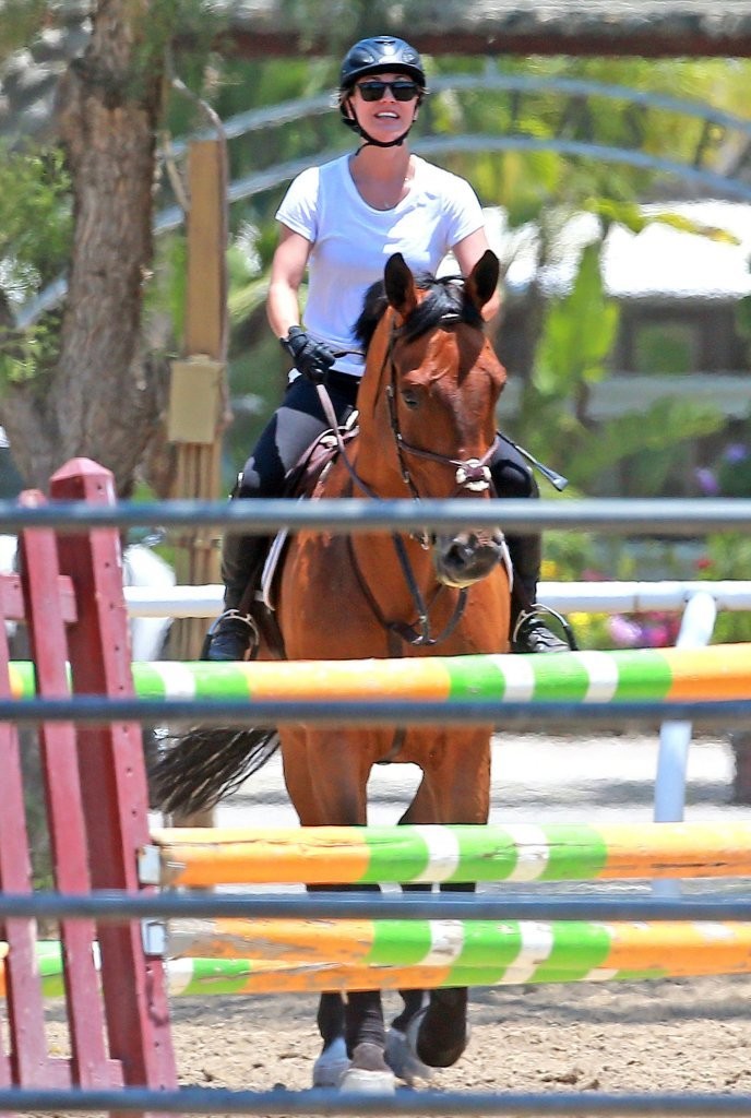 Kaley-Cuoco-Riding-a-Horse-in-LA-1