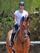 Kaley-Cuoco-Riding-a-Horse-in-LA-10