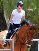 Kaley-Cuoco-Riding-a-Horse-in-LA-13