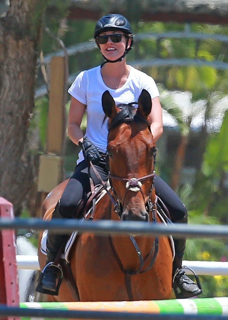 Kaley-Cuoco-Riding-a-Horse-in-LA-14