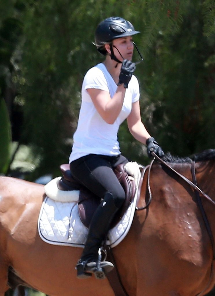 Kaley-Cuoco-Riding-a-Horse-in-LA-3