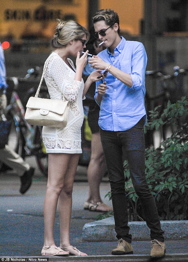 Kate-Upton-Leggy-in-NYC-4