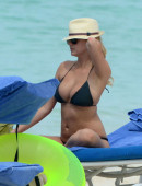 Kate-Upton-and-Cameron-Diaz-in-Bikini-Bahamas-16