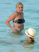 Kate-Upton-and-Cameron-Diaz-in-Bikini-Bahamas-20