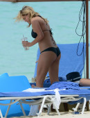 Kate-Upton-and-Cameron-Diaz-in-Bikini-Bahamas-24