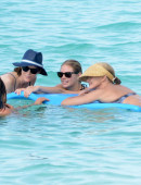 Kate-Upton-and-Cameron-Diaz-in-Bikini-Bahamas-38