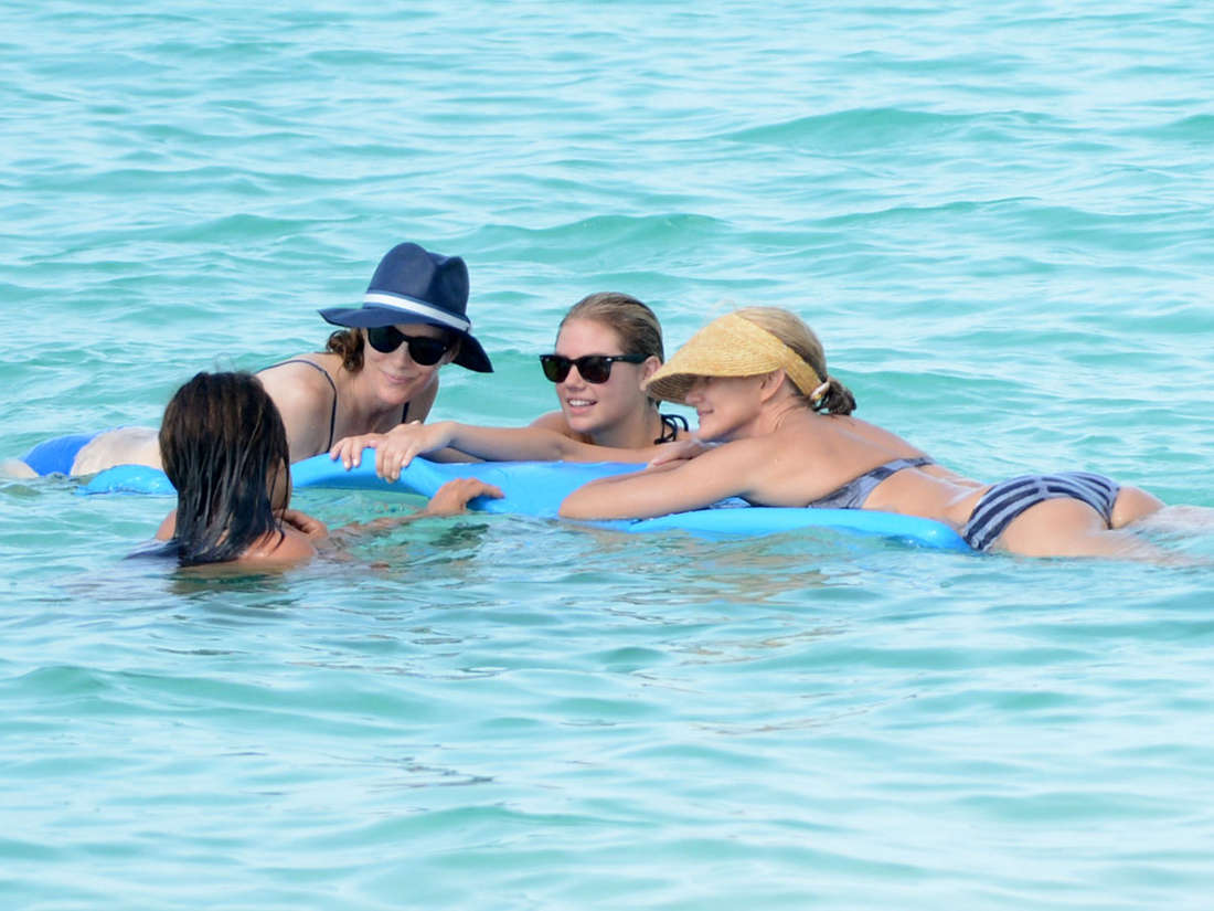 Kate-Upton-and-Cameron-Diaz-in-Bikini-Bahamas-38