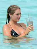 Kate-Upton-and-Cameron-Diaz-in-Bikini-Bahamas-7