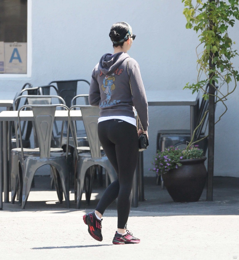 Katy-Perry-Booty-in-Tights-18
